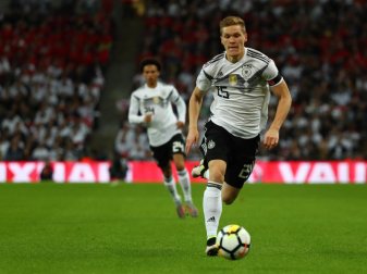 Marcel Halstenberg (r) kam beim Spiel gegen England zu seinem Debüt im deutschen Nationalteam. Foto: Christian Charisius Marcel Halstenberg (r) kam beim Spiel gegen England zu seinem Debüt im deutschen Nationalteam. Foto: Christian Charisius