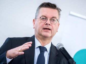 Reinhard Grindel spricht sich dafür aus, dass der Videoassistent künftig nur bei Wahrnehmungsfehlern eingreift. Foto: Hauke-Christian Dittrich