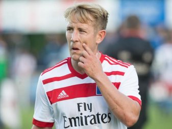 Lewis Holtby hat derzeit beim HSV einen schweren Stand. Foto: Jörg Sarbach Lewis Holtby hat derzeit beim HSV einen schweren Stand. Foto: Jörg Sarbach