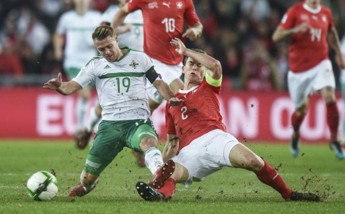 Jamie Ward (l.) im Zweikampf mit Lichtsteiner (r.)