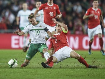 Jamie Ward (l.) im Zweikampf mit Lichtsteiner (r.) Jamie Ward (l.) im Zweikampf mit Lichtsteiner (r.)