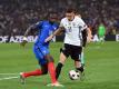 Deutschlands Nationalspieler Julian Draxler (r) bei der EM 2016 im Duell mit dem Franzosen Moussa Sissoko. Foto: Federico Gambarini