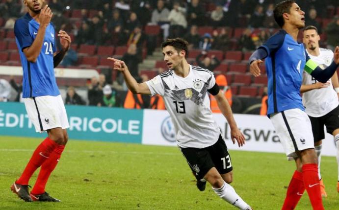 Der spät eingewechselte Lars Stindl (M) hat mit seinem Last-Minute-Tor dem DFB-Team das Remis gegen Frankreich beschert. Foto: Roland Weihrauch