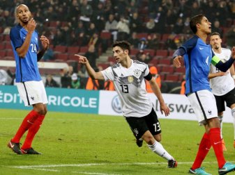 Der spät eingewechselte Lars Stindl (M) hat mit seinem Last-Minute-Tor dem DFB-Team das Remis gegen Frankreich beschert. Foto: Roland Weihrauch Der spät eingewechselte Lars Stindl (M) hat mit seinem Last-Minute-Tor dem DFB-Team das Remis gegen Frankreich beschert. Foto: Roland Weihrauch