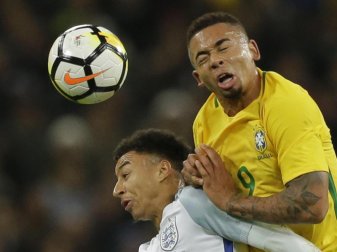 Brasiliens Gabriel Jesus (r) im Kopfballduell gegen Englands Jesse Lingard - das Spiel endete torlos. Foto: Alastair Grant Brasiliens Gabriel Jesus (r) im Kopfballduell gegen Englands Jesse Lingard - das Spiel endete torlos. Foto: Alastair Grant