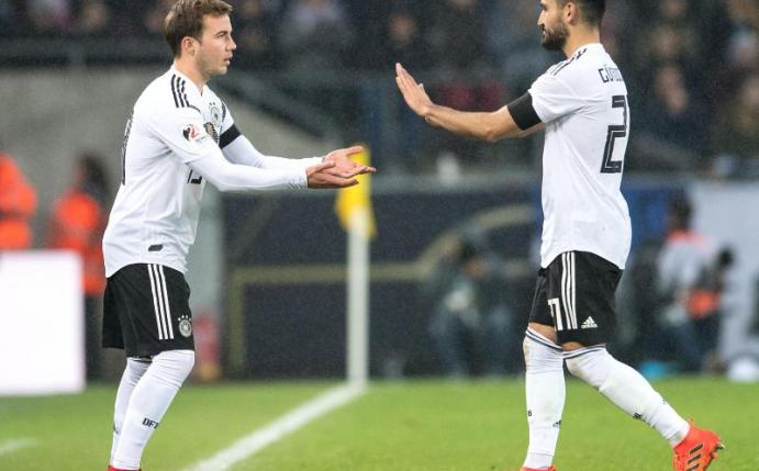 Langersehnte Rückkehr: Mario Götze (l) kommt für England-Legionär Ilkay Gündogan ins Spiel. Foto: Marius Becker