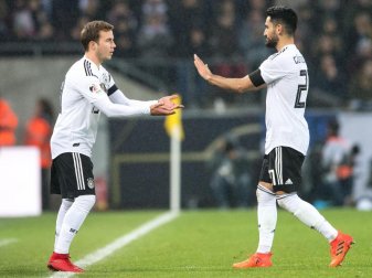 Langersehnte Rückkehr: Mario Götze (l) kommt für England-Legionär Ilkay Gündogan ins Spiel. Foto: Marius Becker Langersehnte Rückkehr: Mario Götze (l) kommt für England-Legionär Ilkay Gündogan ins Spiel. Foto: Marius Becker