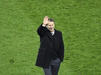 Österreichs neuer Trainer Franco Foda winkt nach dem Sieg über Uruguay zufrieden den Fans. Foto: Robert Jaeger
