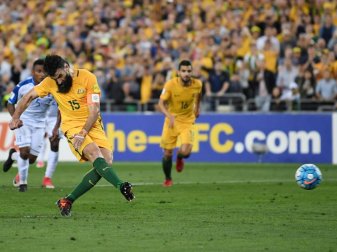 Traf zweimal vom Elfmeterpunkt: Der Australier Mile Jedinak. Foto: David Moir Traf zweimal vom Elfmeterpunkt: Der Australier Mile Jedinak. Foto: David Moir