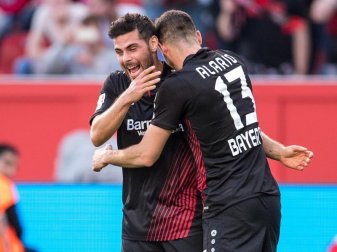 Bayer-Torjäger Kevin Volland (l) und Lucas Alario jubeln über einen Treffer. Foto: Marius Becker