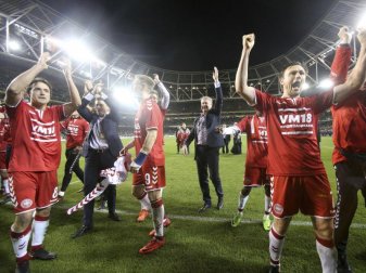 Die dänischen Fußballer feiern mit ihren Fans die Qualifikation zur WM 2018 in Russland. Foto: Brian Lawless Die dänischen Fußballer feiern mit ihren Fans die Qualifikation zur WM 2018 in Russland. Foto: Brian Lawless