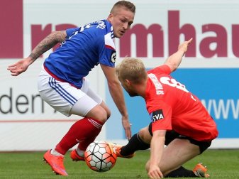 Bleibt noch länger in Kiel: Manuel Janzer (l.) Bleibt noch länger in Kiel: Manuel Janzer (l.)