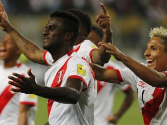 Die Peruaner um Torschütze Christian Ramos (l) qualifizierten sich als letztes Team für die WM. Foto: Karel Navarro Die Peruaner um Torschütze Christian Ramos (l) qualifizierten sich als letztes Team für die WM. Foto: Karel Navarro