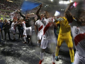 Die Nationalspieler Perus feierten die erfolgreiche WM-Qualifikation. Foto: Rodrigo Abd