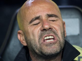 Durchläuft mit Borussia Dortmund eine erste Mini-Krise: BVB-Trainer Peter Bosz. Foto: Bernd Thissen