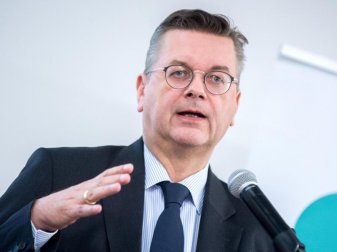 Sieht die Ticketpreise in der Bundesliga als unproblematisch: DFB-Präsident Reinhard Grindel. Foto: Hauke-Christian Dittrich