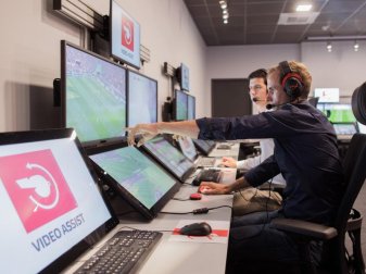 Der Videobeweis sorgt in der Fußball-Bundesliga für Verwirrung und Diskussionen. Foto: Rolf Vennenbernd