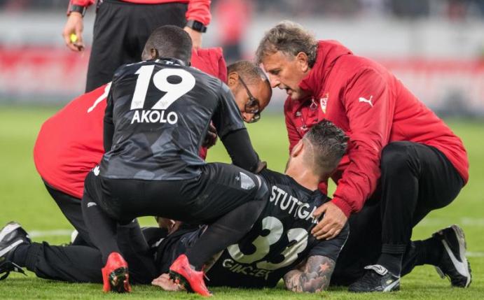 Team-Ärzte des VfB Stuttgart kümmern sich um Daniel Ginczek, der noch vor der Halbzeit das Feld verlassen musste. Foto: Marijan Murat