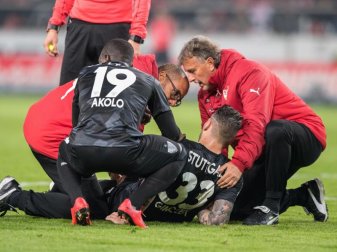 Team-Ärzte des VfB Stuttgart kümmern sich um Daniel Ginczek, der noch vor der Halbzeit das Feld verlassen musste. Foto: Marijan Murat Team-Ärzte des VfB Stuttgart kümmern sich um Daniel Ginczek, der noch vor der Halbzeit das Feld verlassen musste. Foto: Marijan Murat