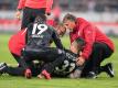 Team-Ärzte des VfB Stuttgart kümmern sich um Daniel Ginczek, der noch vor der Halbzeit das Feld verlassen musste. Foto: Marijan Murat