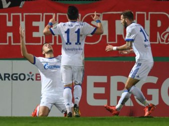 Die Schalker um Franco Di Santo, Jewgeni Konopljanka und Guido Burgstaller (l-r) wollen einen Sieg gegen den HSV. Foto: Arne Dedert Die Schalker um Franco Di Santo, Jewgeni Konopljanka und Guido Burgstaller (l-r) wollen einen Sieg gegen den HSV. Foto: Arne Dedert