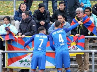 Spieler von Schott Mainz diskutieren mit Zuschauern wegen der Tibet-Fahne beim Spiel gegen Chinas U20-Nationalmannschaft. Foto: Hasan Bratic Spieler von Schott Mainz diskutieren mit Zuschauern wegen der Tibet-Fahne beim Spiel gegen Chinas U20-Nationalmannschaft. Foto: Hasan Bratic