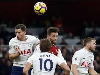 Weltmeister Shkodran Mustafi (M.) traf per Kopf zum 1:0. Foto: Kirsty Wigglesworth Weltmeister Shkodran Mustafi (M.) traf per Kopf zum 1:0. Foto: Kirsty Wigglesworth