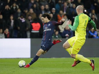 Erzielt zwei Tore für PSG: Stürmer Edinson Cavani (l.) Erzielt zwei Tore für PSG: Stürmer Edinson Cavani (l.)