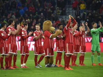 Die Bayern-Profis feiern nach dem Sieg gegen den FC Augsburg mit ihren Fans. Foto: Angelika Warmuth Die Bayern-Profis feiern nach dem Sieg gegen den FC Augsburg mit ihren Fans. Foto: Angelika Warmuth