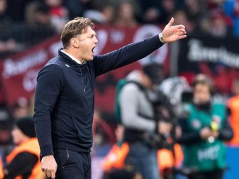 Leipzigs Trainer Ralph Hasenhüttl in Leverkusen an der Seitenlinie. Foto: Marius Becker Leipzigs Trainer Ralph Hasenhüttl in Leverkusen an der Seitenlinie. Foto: Marius Becker