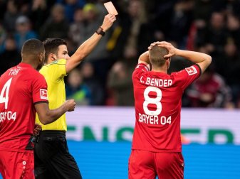 In Leverkusen verteilte Schiedsrichter Harm Osmers fleißig Karten. Foto: Marius Becker In Leverkusen verteilte Schiedsrichter Harm Osmers fleißig Karten. Foto: Marius Becker