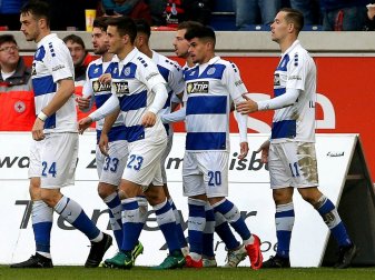 Torschütze Oliveira-Souza (2.v.r.) jubelt mit dem MSV Torschütze Oliveira-Souza (2.v.r.) jubelt mit dem MSV