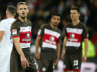 Wieder kein Sieg: St. Pauli mit Kapitän Nehrig (l.) Wieder kein Sieg: St. Pauli mit Kapitän Nehrig (l.)