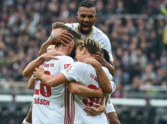 Matip (M.) feiert mit seinen Mitspielern den 1:0-Treffer Matip (M.) feiert mit seinen Mitspielern den 1:0-Treffer