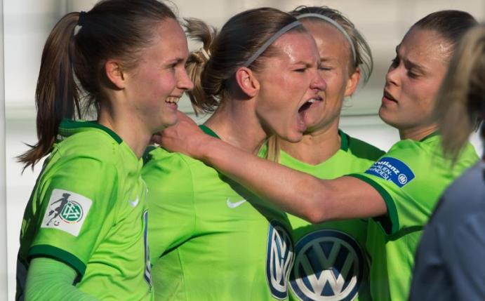 Die Wolfsburger Fußball-Frauen dürfen sich über den ersten Tabellenplatz freuen. Foto: Swen Pförtner