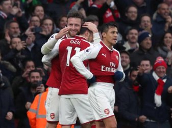 Die beiden deutschen Weltmeister Shkodran Mustafi (l) und Mesut Özil (M) feiern Mustafis Tor zum 1:0 gegen Tottenham Hotspur. Foto: Jonathan Brady Die beiden deutschen Weltmeister Shkodran Mustafi (l) und Mesut Özil (M) feiern Mustafis Tor zum 1:0 gegen Tottenham Hotspur. Foto: Jonathan Brady