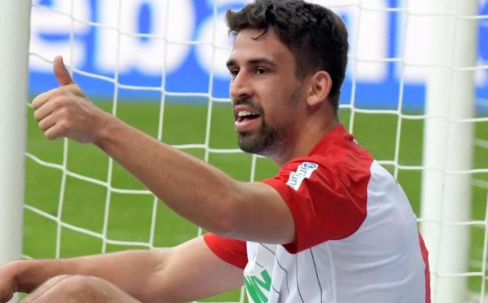Augsburgs Rani Khedira denkt über ein Engagemant in Tunesiens Nationalmannschaft nach. Foto: Stefan Puchner