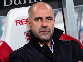 Steht ausgerechnet vor seinem 54. Geburtstag in Dortmund unter Druck: BVB-Trainer Peter Bosz. Foto: Sebastian Gollnow