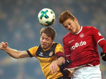 Dynamo Dresdens Andreas Lambertz (l) im Zweikampf mit Kaiserslauterns Joel Abu Hanna. Foto: Sebastian Kahnert