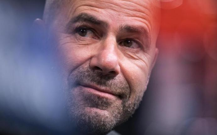 Auf BVB-Trainer Peter Bosz lastet beim Spiel gegen Tottenham enormer Druck. Foto: Bernd Thissen