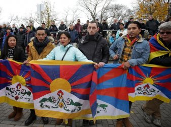 Einige Zuschauer protestieren beim Testspiel der chinesischen U20 mit Fahnen am Rande des Spielfelds in Mainz-Mombach. Foto: Hasan Bratic Einige Zuschauer protestieren beim Testspiel der chinesischen U20 mit Fahnen am Rande des Spielfelds in Mainz-Mombach. Foto: Hasan Bratic
