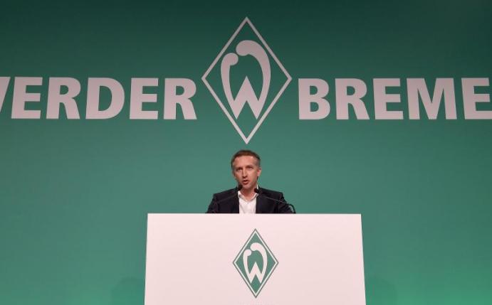 Frank Baumann, Geschäftsführer Sport von Werder Bremen, spricht bei der Mitgliederversammlung. Foto: Carmen Jaspersen