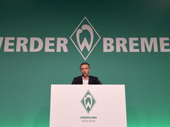 Frank Baumann, Geschäftsführer Sport von Werder Bremen, spricht bei der Mitgliederversammlung. Foto: Carmen Jaspersen Frank Baumann, Geschäftsführer Sport von Werder Bremen, spricht bei der Mitgliederversammlung. Foto: Carmen Jaspersen