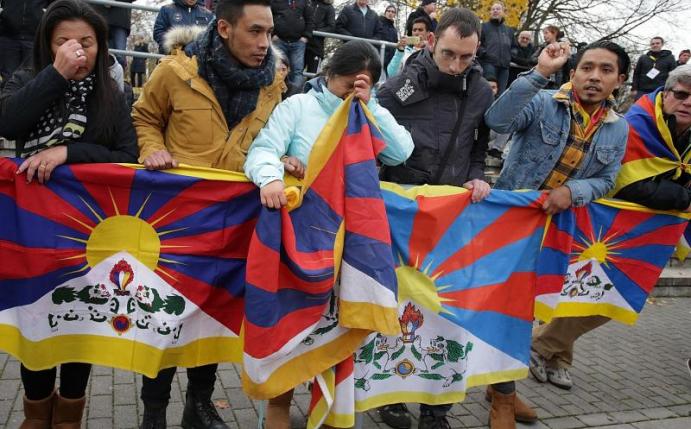 Proteste gegen die chinesiche Tibet-Politik sorgten beim Spiel von Chinas U20 für einen Eklat in Mainz. Foto: Hasan Bratic