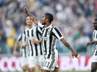 Ex-Bayern-Profi Douglas Costa trifft und jubelt inzwischen für Juventus Turin. Foto: Alessandro Di Marco Ex-Bayern-Profi Douglas Costa trifft und jubelt inzwischen für Juventus Turin. Foto: Alessandro Di Marco