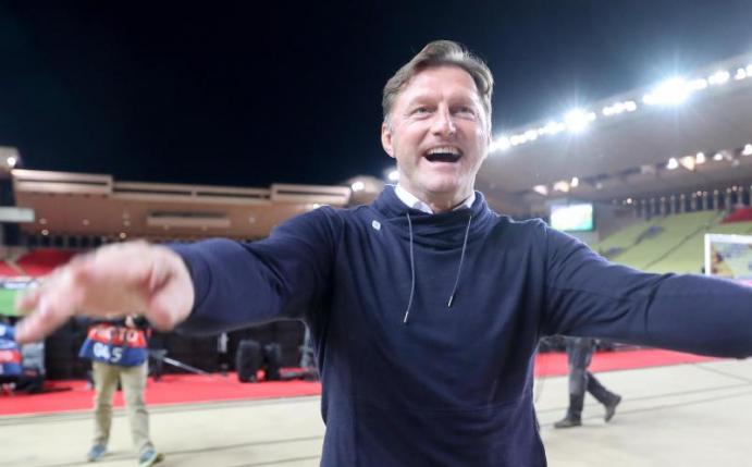 Leipzig-Trainer Ralph Hasenhüttl feierte nach dem 4:1 mit den mitgereisten Fans. Foto: Jan Woitas
