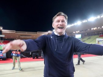 Leipzig-Trainer Ralph Hasenhüttl feierte nach dem 4:1 mit den mitgereisten Fans. Foto: Jan Woitas Leipzig-Trainer Ralph Hasenhüttl feierte nach dem 4:1 mit den mitgereisten Fans. Foto: Jan Woitas