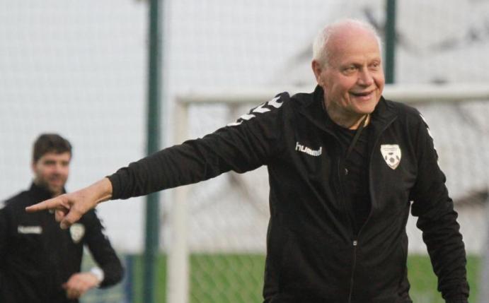 Kennt sich mit Fußballprofis uas Afrika aus: Trainer-Weltenbummler Otto Pfister. Foto: AFF