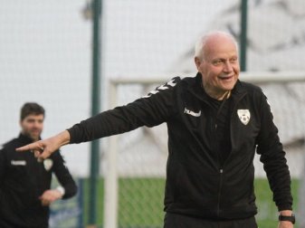 Kennt sich mit Fußballprofis uas Afrika aus: Trainer-Weltenbummler Otto Pfister. Foto: AFF Kennt sich mit Fußballprofis uas Afrika aus: Trainer-Weltenbummler Otto Pfister. Foto: AFF