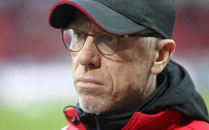 FC-Coach Peter Stöger hofft, dass die Klage abgewiesen wird. Foto: Thomas Frey